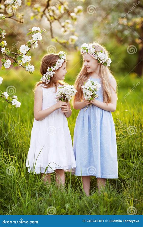De Belles Jeunes Filles En Robes Longues Dans Le Jardin Avec Des
