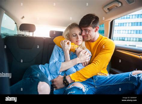 Couple in love de câlins sur le siège arrière d une voiture Photo Stock Alamy