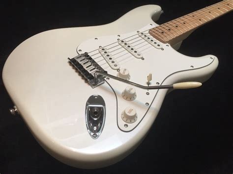 Stunning Fender Squier Deluxe Stratocaster Pearl White Fantastic Condition 2017 In