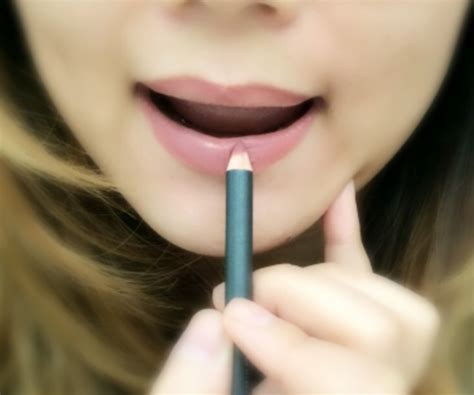 How To Use Lip Liner 5 Steps With Pictures Instructables