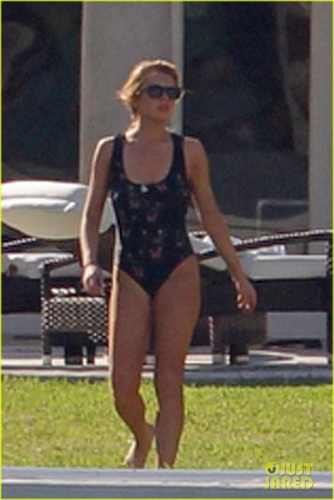 Lindsay Lohan Hangs Out In Her Bathing Suit In Miami Photo 3005728