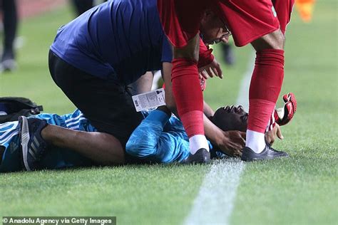 Worrying Moment Sivasspor Goalkeeper Mamadou Samassa Collapses At The Side Of The Pitch Daily