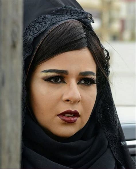 وما زاد من تعقيد الأمور، هو أن إيمي نشرت صورتها بالعباءة والحجاب مع إلغائها لخاصية التعليقات على حسابها على انستقرام. هن | بالصور| إيمي سمير غانم بالحجاب الخليجي.. ومتابعيها ...