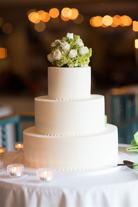 Plain Wedding Cake Decorate
