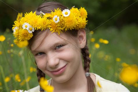Mädchen mit Blumen auf einer Wiese in der Natur Lizenzfreies Foto