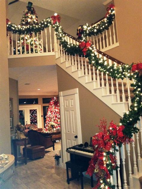 10 Beautiful Christmas Staircase Decorations Ideas For You To Try