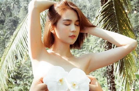 Model Ngoc Trinh Pamer Foto Foto Seksi Di Bali Ada Yang