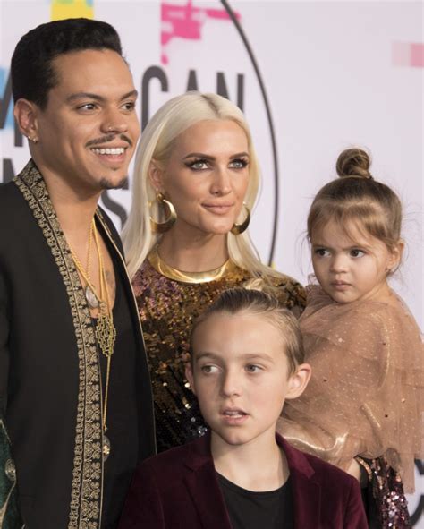 Ashlee Simpson Takes To The Red Carpet At The Amas With Diana Ross