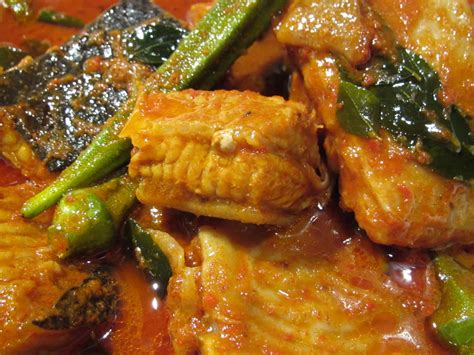 Lazimnya asam pedas dimasak bersama ikan apabila dah mendidihmasukkan garamikan dan bendi. Dapur Malaysiaku: Asam Pedas Kari Ikan Pari