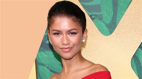 Zendaya Somehow Made A Beige Cropped Cardigan Stand Out In The Desert