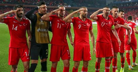 Türkiye cumhuriyeti'ni uluslararası turnuva ve maçlarda temsil eden futbol takımı olan türkiye milli futbol takımı, 1923 yılında kurulmuştur. UEFA, A Milli Takım'ın asker selamını incelemeye aldı ...