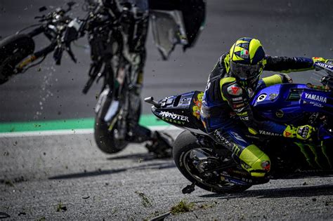 8 am on motogp videopass (tape delayed until august 15th at 4:30pm on nbcsn) MotoGP_2020_Spielberg_Rossi_crash - Actu Moto