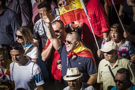 Grupos de ultraderecha española participan en masiva marcha contra el