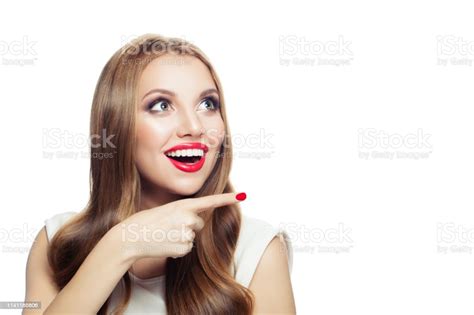아름 다운 놀란 모델 여자 웃 고 가리키는 손가락 흰색 배경에 고립 가리키기에 대한 스톡 사진 및 기타 이미지 가리키기 감정 건강한 생활방식 Istock