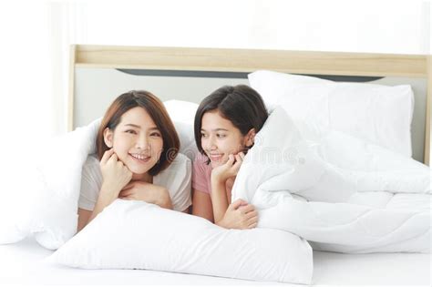 русские молодые сестры милая пара на белой кровати улыбается вместе в спальне гомосексуальные