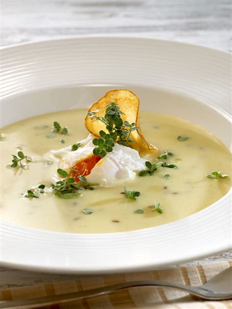 Mit einem blick auf die inhaltsstoffe vieler fruchtjoghurts aus dem kühlregal springt dir ein wirrwarr an zusatzstoffen und unterschiedlichsten bezeichnungen für. Feine Joghurt-Erdäpfel-Suppe - SalzburgMilch