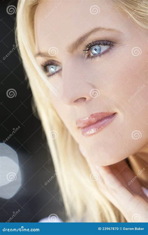 Portret Van Mooie Blonde Vrouw Met Blauwe Ogen Stock Foto Image Of Vrouwelijk Vrij 23967870