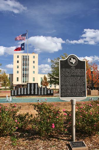 타일러 텍사스 스미스 카운티 법원 타일러 다운타운에 위치한 역사적인 마커 텍사스 가을에 대한 스톡 사진 및 기타 이미지 가을 거리 건축 Istock
