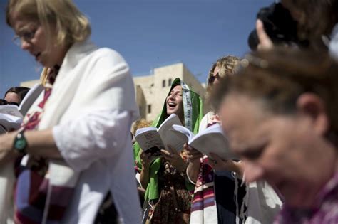 Jewish Women Pray At Jerusalem Holy Site Angering Rabbi Daily Mail Online