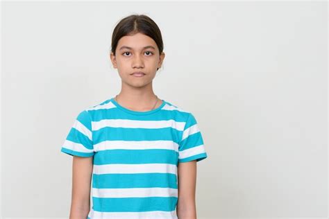 Joven Adolescente Asiática Multiétnica Contra La Pared Blanca Foto Premium
