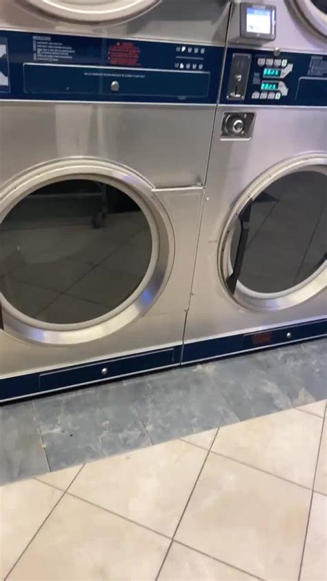 Flashing In The Public Laundromat 🤭🥵 Scrolller