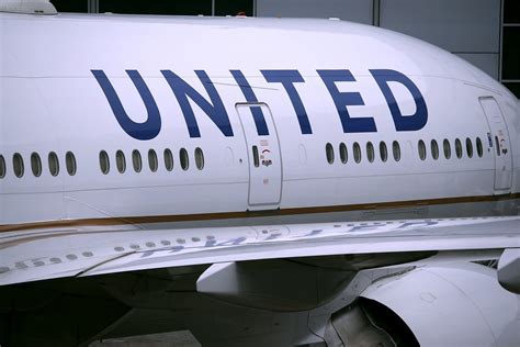 United Airlines Crew Made Jokes After Passenger Complained A Man Masturbated Next To Her