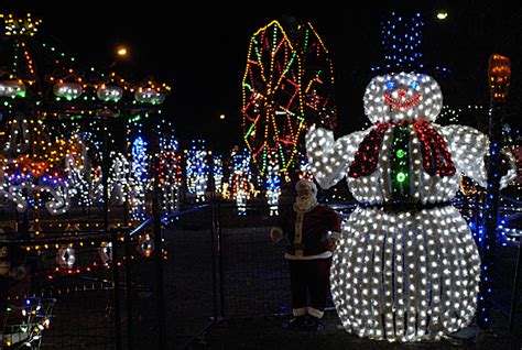 Emma holmes roller skates through the lighted tunnel on candy cane lane (murdoch avenue) in st. Where to see the best Christmas lights in Kelowna - InfoNews