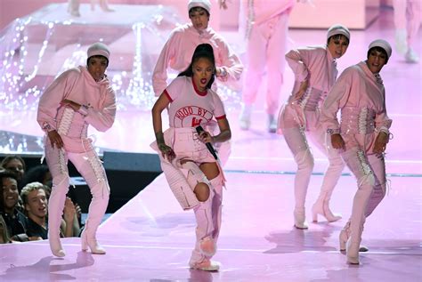 Rihanna S Mtv Vma Performances Were Amazing In Every Way Glamour