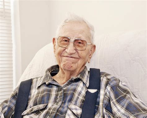 What to gift an elderly man. What are Suspenders? (with pictures)