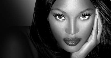 Το μοντέλο μοιράστηκε μια εικόνα όπου φαίνονται τα πατουσάκια του νεογέννητου και έγραψε: Η Ναόμι Κάμπελ βγήκε από τα ρούχα της | People & Style ...