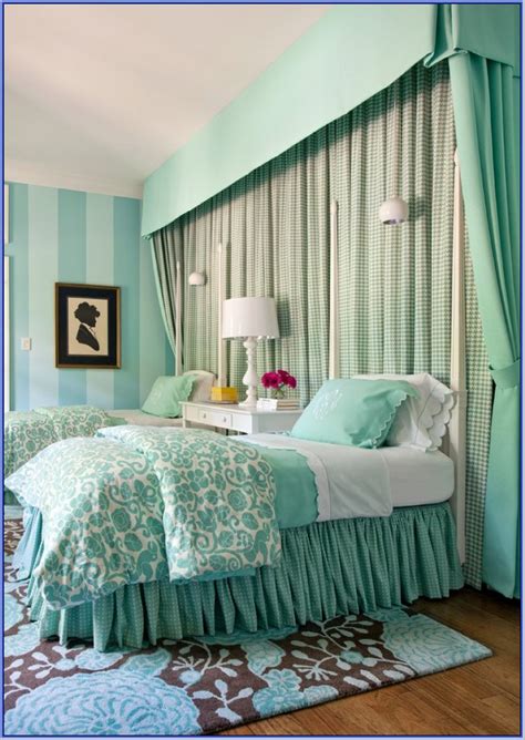 The type of green bed frame that is extending up the wall here has some vintage inspired vibes that say all things opulent. 15 Awesome Green Bedroom Design Ideas - Decoration Love