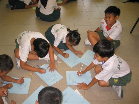 Aktiviti guru memberikan permainan sahiba kepada murid dan memberi penerangan tentang cara dan peraturan permainan sahiba. Persada Bahasa Melayu@PEPS: Permainan-permainan Bahasa