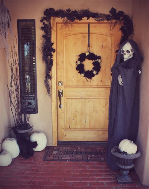 40 Cool Halloween Front Door Decor Ideas