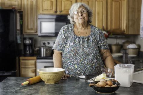 Abuela En Una Cocina Que Se Prepara Para Cocer Imagen De Archivo