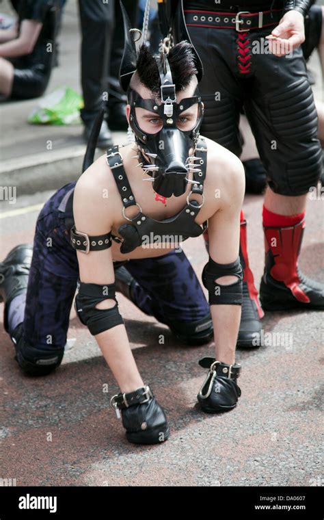 London Gay Pride Gekleidet Teilnehmer Inn Hund Sklave Rubber Gimp