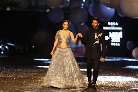 Lakme Fashion Week 2021 Kiara Advani And Kartik Aaryan Turn Heads As Showstoppers For Manish