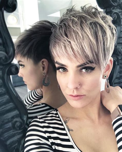 Britt Dawn Stitchesandsprinkles • Instagram Fotoğrafları Ve Videoları Short Pixie Haircuts