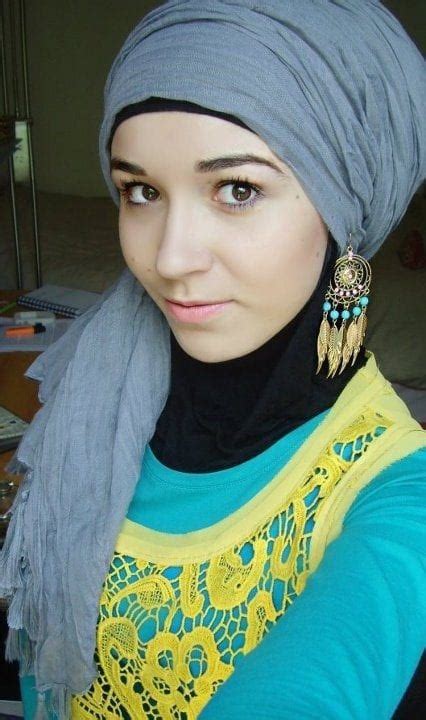 The meaning of the word muslim means one who submits to allah, therefore the identity of a muslim is one who adorns themselves with the there is a misconception that the external attire or clothing of a muslim is relevant in identifying a muslim, this is an incorrect assumption. Hijab Accessories-25 ways to Accessorize Hijab With Jewelry