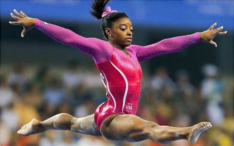 Im august 2014 teilte sie auf dem kurznachrichtendienst twitter mit, dass sie sich für ein studium an der university of california, los angeles entschieden habe. Simone Biles height, family, parents, floor, height, gym ...