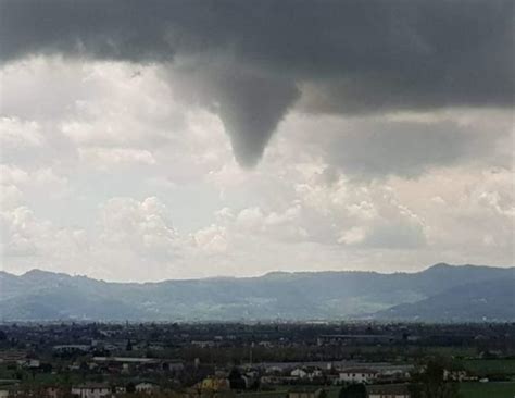 / la domenica tipicamente autunnale di oggi prosegue con una serata di forte maltempo al nord. Tromba d'aria tra Molina, Villaverla e Thiene - L'Eco ...
