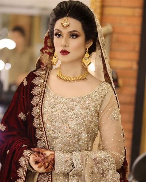 Intricate Gold Jewellery Pairing Up With A Deep Red Bridal Duppatta To