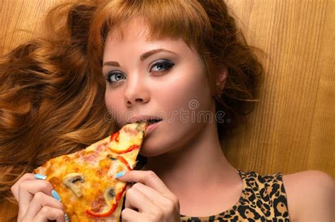 Belle Jeune Fille Sexy Mangeant De La Pizza Photo Stock Image Du Beau