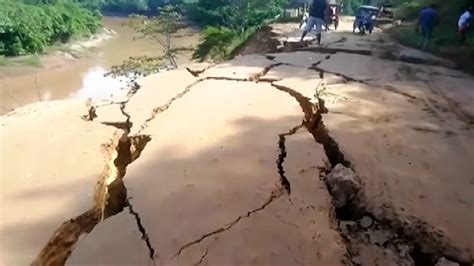 Zware Aardbeving In Peru Scheurt Aardoppervlak Open De Standaard