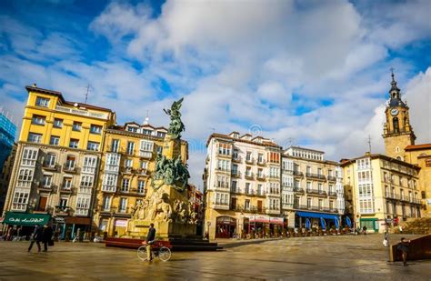 De ideale plek om even te ontspannen tijdens uw stedentrip. Virgen Blanca Square In Der Abendzeit Vitoria-Gasteiz ...