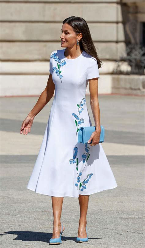 La Reina Letizia Con Un Primaveral Vestido Para Combatir El Calor