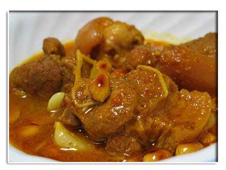 Kaeng hang le is usually made from belly pork but we can also change to chicken or beef. Thai food receipe: Kaeng Hang Le (แกงฮังเล-Hang Lay Curry)