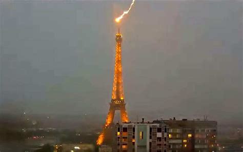 Lightning Strikes Eiffel Tower Eiffel Tower Eiffel Lightning Strikes