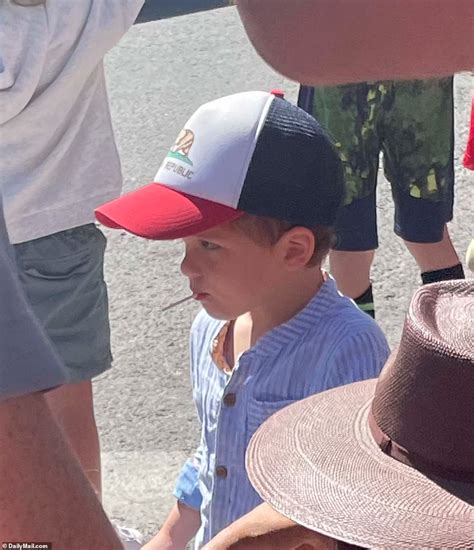 Harry And Meghan Spotted At 4th Of July Parade With Archie Daily Mail Online Prince Harry And