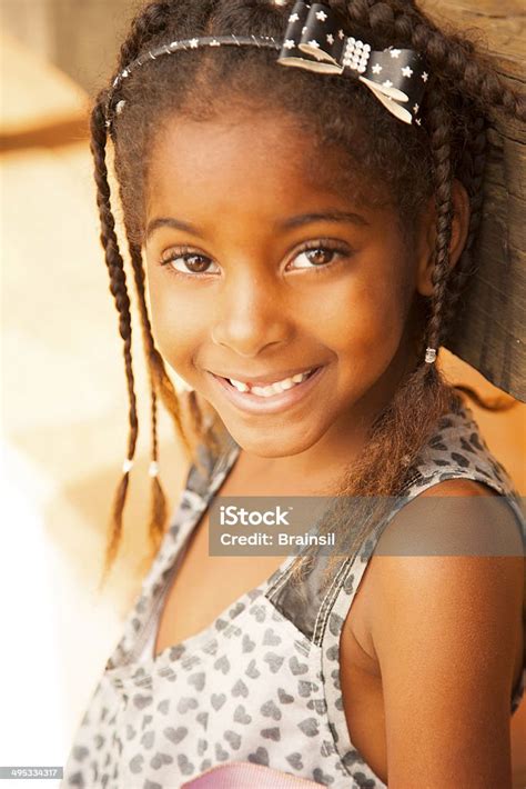브라질리안 여자아이 세로는 땋은 머리에 대한 스톡 사진 및 기타 이미지 땋은 머리 긍정적인 감정 표현 만족한 Istock