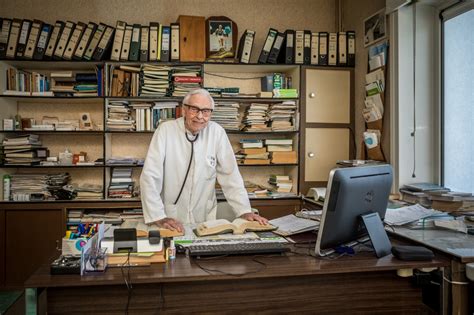 Deze dokter van 91 ontvangt nog iedere dag tot tien patiënte